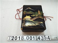 藏品(神社山巒造型臺灣紅茶漆器盒)的圖片
