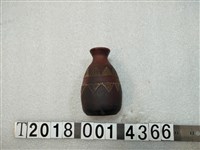 藏品(紅色幾何紋飾酒瓶)的圖片