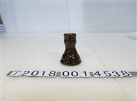 藏品(陶製褐色蠟燭台)的圖片