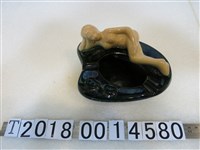 藏品(陶製臥姿裸女紀念菸灰缸)的圖片