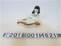 藏品(陶製長髮側坐女子像擺飾)的圖片