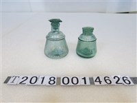 藏品(玻璃製彰字與天鵝圖樣小瓶)的圖片