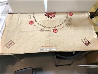 藏品(臺灣省菸酒公賣局米色紅花桌巾)的圖片