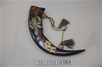 藏品(鑲蝴蝶蘭牛角掛飾)的圖片