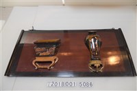 藏品(原住民杵歌紋木製花瓶與原住民織布紋方形四腳器皿)的圖片