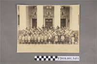 藏品(小學校學生於新公園臺灣博物館前合影照片)的圖片