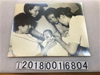 藏品(嬰兒注射疫苗照片)的圖片