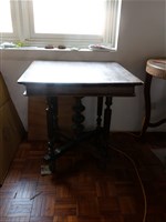 藏品(木製葫蘆裝飾小方桌)的圖片