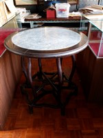 藏品(木製鑲大理石面三彎腿式圓桌)的圖片