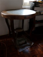 藏品(木製鑲大理石面三彎腿式小圓桌)的圖片