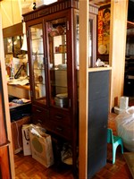 藏品(木製雕花大片玻璃展示櫃)的圖片