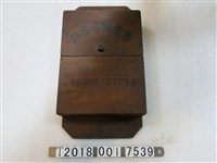 藏品(屏東酒類菸草食鹽零售商組合聯合會專賣關係文件木盒)的圖片