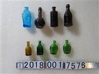 藏品(各樣藥瓶玻璃瓶)的圖片
