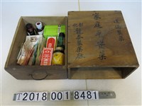 藏品(彰化龍泰製藥廠製家庭平安藥盒及各式藥品)的圖片