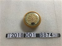 藏品(圓形黃色花朵賽璐璐塑膠化妝盒)的圖片