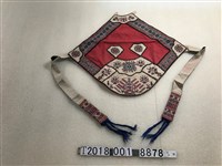 藏品(紅底平埔族肚兜)的圖片