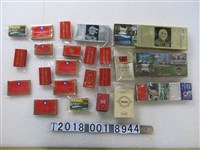 藏品(蔣公逝世週年紀念等政治相關活動紀念火柴盒與總統牌香菸盒)的圖片