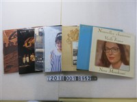 藏品(娜娜‧穆斯庫莉與先鋒唱片等黑膠唱片)的圖片