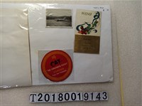 藏品(民航空運公司橘色CAT字樣圓形標章與菜單與飛機照片)的圖片