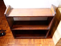 藏品(木製褐色三層櫃)的圖片