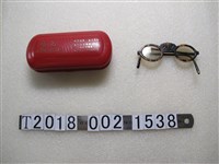 藏品(圓形眼鏡與培元隱形眼鏡公司眼鏡盒)的圖片