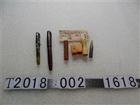 藏品(塑膠製鋼筆與印章及子彈)的圖片
