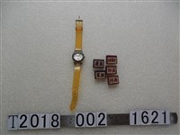 藏品(手錶與木製軍棋)的圖片