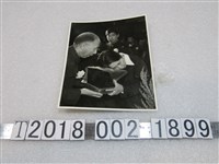 藏品(王光美擁抱覆蓋國旗先夫骨灰照片)的圖片