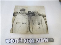 藏品(蔣中正跟麥克阿瑟之照片)的圖片