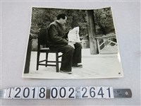 藏品(毛澤東看南京解放標題報紙照片)的圖片