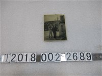 藏品(臺灣省專賣局松山菸草工廠前兩名男子合照)的圖片