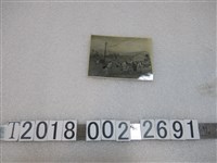 藏品(婦女提籃子廠房邊黑白照片)的圖片