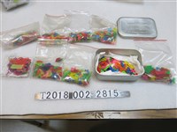 藏品(歐羅肥鐵盒及各式塑膠鬥片)的圖片