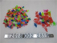 藏品(反共抗俄鐵盒及各式塑膠鬥片)的圖片