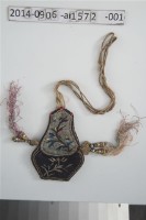 藏品(黑底葫蘆形花卉紋煙絲袋)的圖片