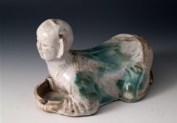 藏品(白釉綠彩嬰兒枕)的圖片