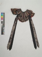 藏品(黑緞地彩繡柳葉式雲肩)的圖片