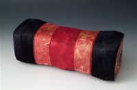 藏品(紅黑緞面繡枕)的圖片