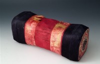 藏品(紅黑緞面繡枕)的圖片