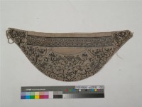 藏品(白棉地彩繡抱腹型下兜)的圖片