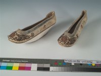 藏品(橙黃地彩繡花卉蝶紋花盆底鞋)的圖片