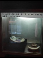 藏品(青花印花盤、釉上彩碟、青花瓷、白瓷碟殘片)的圖片