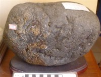 藏品(黑年糕石)的圖片