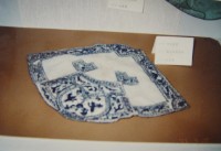 藏品(白麻地藍繡花卉紋肚兜)的圖片