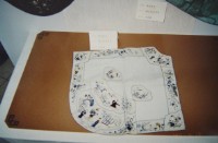 藏品(牙白綢地彩繡肚兜)的圖片