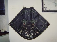 藏品(黑綢地彩繡花卉肚兜)的圖片