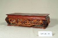 藏品(人物透雕束腰宣爐几)的圖片