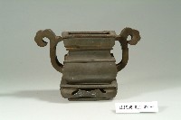 藏品(錫製香爐：（小）袓先；（大）神明)的圖片