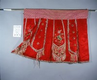 藏品(紅緞地彩繡花卉紋劍帶裙)的圖片