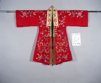 藏品(紅緞地直領對襟大袖彩繡花卉紋女帔)的圖片